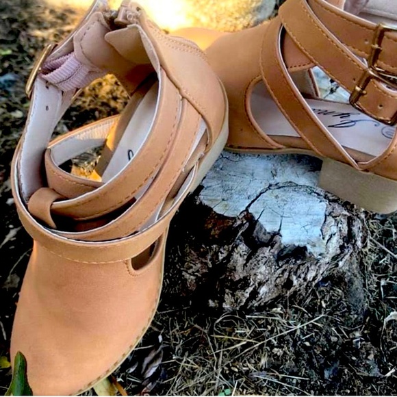 Kids Cut out Booties Tan - Picture 1 of 5